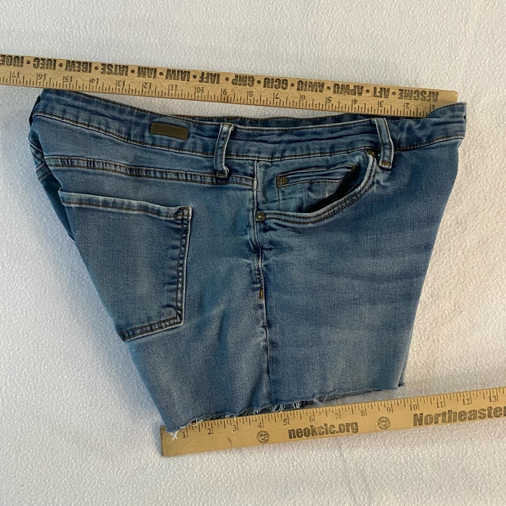 Kut from the Kloth Blue Jean Shorts Classic Cut-Off Style - Picture 5 of 11